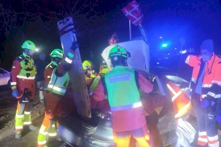 Rescaten una dona atrapada en xocar dos cotxes en un camí de Puçol