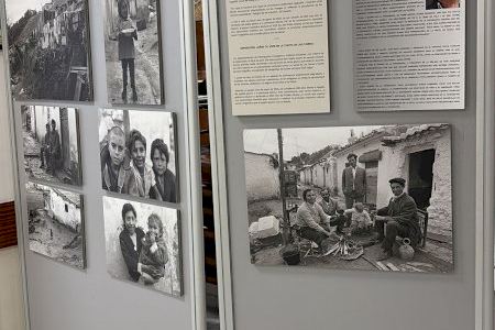 La exposición fotográfica sobre la Cuesta de las Flores en los años 70 inicia hoy su recorrido por los centros de mayores de Alcoy