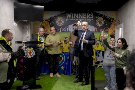 La afición grogueta celebra la permanencia más temprana del Villarreal con el tradicional brindis