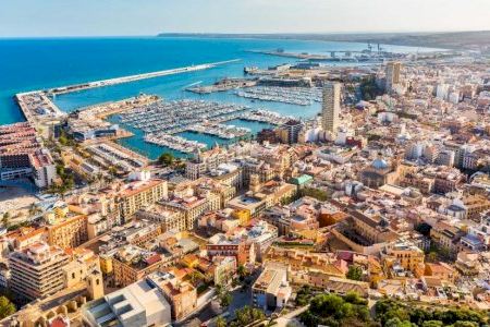 Cano destaca el avance en la delegación de competencias sancionadoras en viviendas turísticas tras la adhesión del Ayuntamiento de Alicante