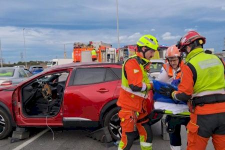 Rescatan a un conductor atrapado tras un accidente en la CV-403 en Torrent