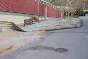 Rachas de hasta 153 km/h desatan una noche caótica en la Comunitat Valenciana con árboles caídos, daños en edificios y bomberos desbordados - (foto 21) Rachas de hasta 153 km/h desatan una noche caótica en la Comunitat Valenciana con árboles caídos, daños en edificios y bomberos desbordados - (foto 21)
