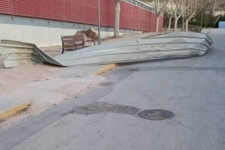 El nuevo temporal de viento en Villena vuelve a causar daños en la cubierta del Pabellón Deportivo y motiva su cierre