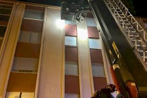 Rachas de hasta 153 km/h desatan una noche caótica en la Comunitat Valenciana con árboles caídos, daños en edificios y bomberos desbordados - (foto 8) Rachas de hasta 153 km/h desatan una noche caótica en la Comunitat Valenciana con árboles caídos, daños en edificios y bomberos desbordados - (foto 8)
