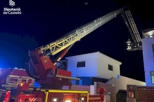 Rachas de hasta 153 km/h desatan una noche caótica en la Comunitat Valenciana con árboles caídos, daños en edificios y bomberos desbordados - (foto 7) Rachas de hasta 153 km/h desatan una noche caótica en la Comunitat Valenciana con árboles caídos, daños en edificios y bomberos desbordados - (foto 7)