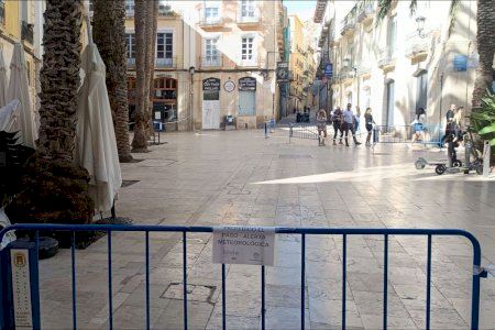 Alicante suspende este viernes por el viento los carnavales de colegios en la vía pública