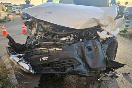 Un aparatós accident a Alboraia deixa un ferit després d'un xoc entre una furgoneta i una grua