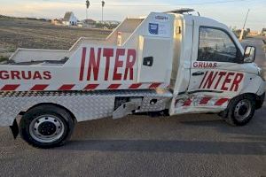 Un aparatós accident a Alboraia deixa un ferit després d'un xoc entre una furgoneta i una grua - (foto 2) Un aparatós accident a Alboraia deixa un ferit després d'un xoc entre una furgoneta i una grua - (foto 2)