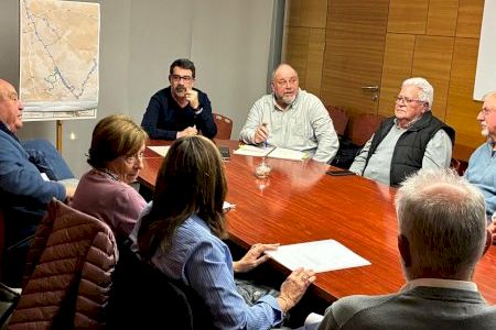 San Vicente plantea nuevas alternativas para la mejora del transporte público a los representantes vecinales de las partidas