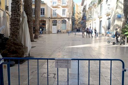 Alicante suspende este sábado por el viento los mercadillos y los actos del carnaval del viernes noche