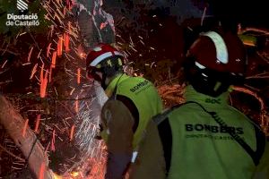 Desalojos en Peñíscola por el incendio nocturno durante el venvadal a los pies de la Serra d'Irta