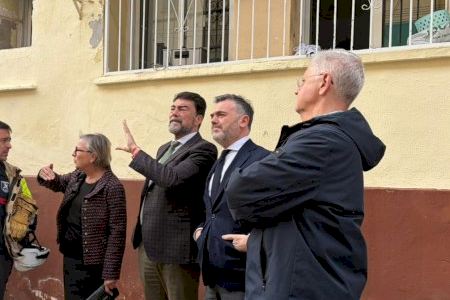 José Díez visita el edificio de viviendas de la Generalitat afectado por un incendio en el barrio Miguel Hernández de Alicante