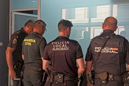Operativo masivo en la Vega Baja: 18 detenidos por extranjería y una orden europea por tráfico de drogas en inspecciones a locales de ocio Operativo masivo en la Vega Baja: 18 detenidos por extranjería y una orden europea por tráfico de drogas en inspecciones a locales de ocio