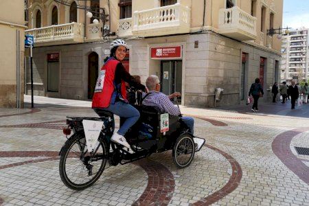 Elx reactiva ‘En Bici Sense Edat’ amb passejos gratuïts per a persones majors i amb mobilitat reduïda