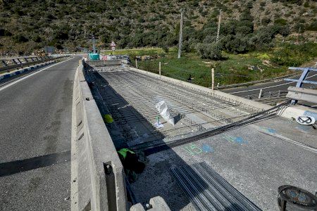 Los trabajos en el puente sobre la N-332 en Gandia avanzan y el tráfico podría reabrirse en un mes