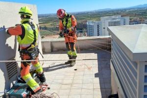 Torrent mira al cielo: el viento sacude un rascacielos con paneles descolgados - (foto 4)