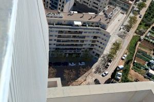 Torrent mira al cielo: el viento sacude un rascacielos con paneles descolgados - (foto 3)