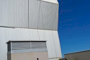 Torrent mira al cielo: el viento sacude un rascacielos con paneles descolgados - (foto 2)