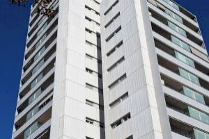 Torrent mira al cielo: el viento sacude un rascacielos con paneles descolgados - (foto 6)