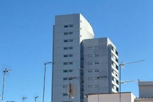 Torrent mira al cielo: el viento sacude un rascacielos con paneles descolgados - (foto 5)