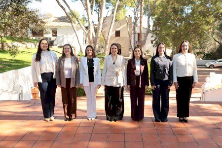 GALERÍA | Vila-real pone rostro a sus fiestas de 2026 con el posado de la Reina y sus damas