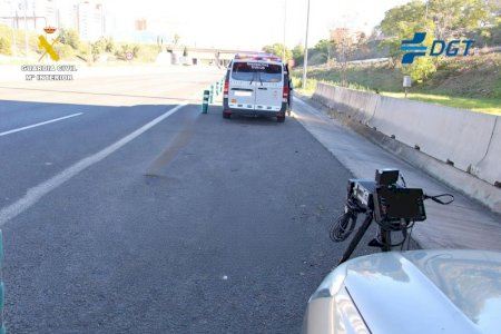 Un guardia civil fuera de servicio detiene en la V-30 a un conductor ebrio tras huir de un accidente con una motocicleta