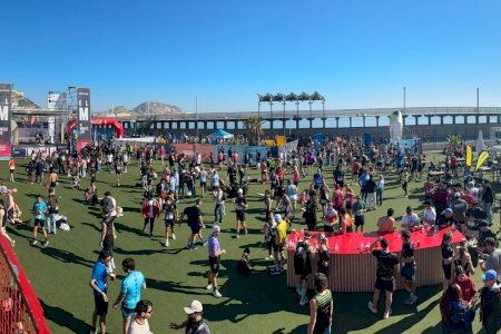 Una Media Maratón de récord con más de 7.000 participantes llena de deporte y color las calles de Alicante