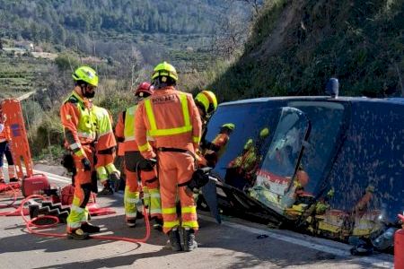 Un hombre de 39 años ha resultado herido tras volcar su vehículo en Montichelvo y quedar atrapado en el interior