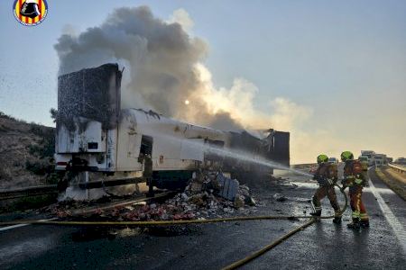 El incendio de un camión de comida colapsa la AP7 entre Tavernes y Xeraco