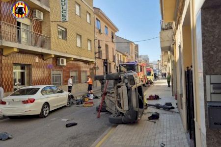 Dos heridos en un aparatoso choque en Cheste y un grave accidente de una moto y una furgoneta en Massalfassar