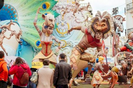 Renfe lanza una campaña promocional para viajar en trenes AVE, Avlo, Euromed e Intercity durante las Fallas 2026