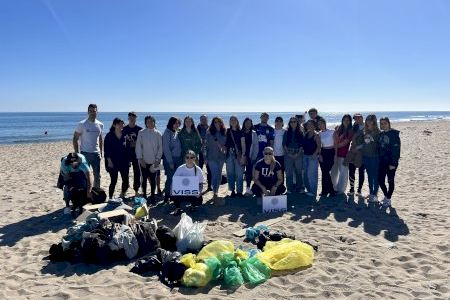 Una veintena de voluntarios de la UA recolectan más de 25 kg de residuos de la playa de Agua Amarga