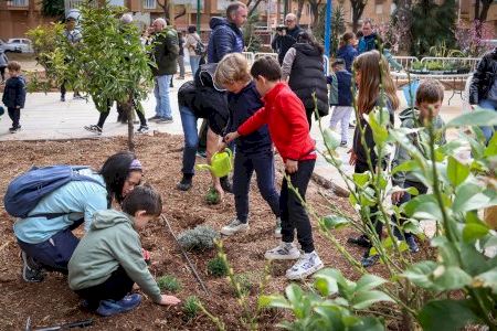 Más de 100 ondenses colaboran en la plantación de vegetación del renovado Parque de las Tres Culturas