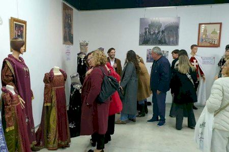 La Comparsa Cristians inaugura la exposición de trajes y fotografías con motivo de su 50º Aniversario