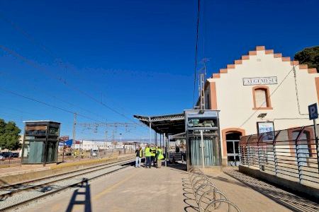 Cinc detinguts a València per robar cable de coure en vies fèrries i provocar la cancel·lació de 12 trens a Algemesí Cinc detinguts a València per robar cable de coure en vies fèrries i provocar la cancel·lació de 12 trens a Algemesí
