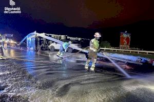 Las carreteras de Castellón viven horas caóticas: tres accidentes con camiones implicados, un conductor atrapado y tráfico lento en la AP-7