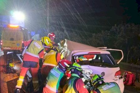 Nuevo accidente en la AP-7: un coche colisiona con un camión a la altura de Sagunto