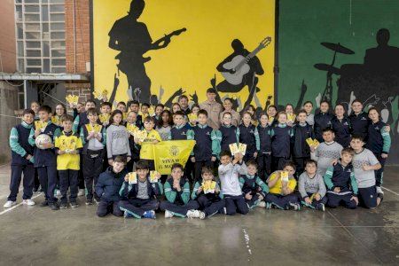 Los futbolistas del Villarreal han dirigido un clínic con los alumnos del Colegio Villa Fátima de Burriana