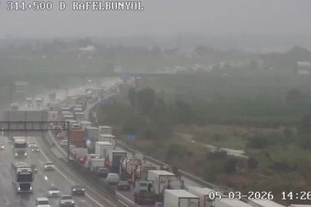 Danys en l’asfalt en el bypass de València obliguen a tallar carrils i a reduir la velocitat durant el temporal