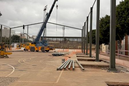 Onda encara la recta final del techado de la pista exterior del Pabellón Municipal con la instalación de la estructura