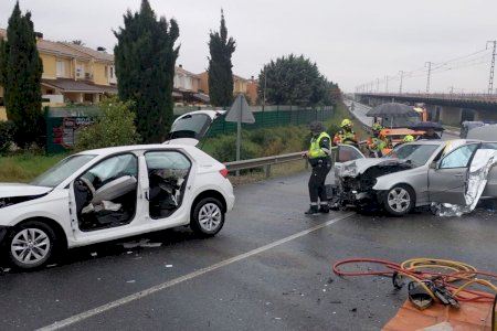 Aparatoso accidente entre dos coches en Novetlé obliga a excarcelar a dos heridos