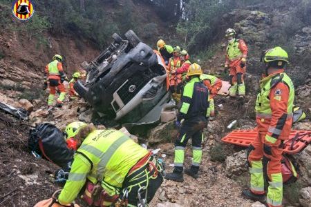 Rescat extrem en un poble de València: ferit greu després de caure amb la seua furgoneta a un barranc de 15 metres