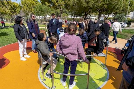 Gandia inaugura un parque infantil inclusivo en el Joan Fuster impulsado por los presupuestos participativos