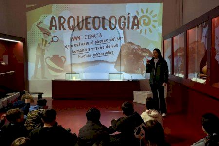 El Museo Arqueológico de Burriana recibe la visita del alumnado del IES Llombai en una actividad didáctica sobre arqueología e historia