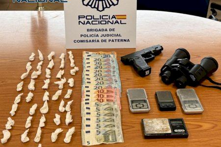 Desarticulat un punt de venda de cocaïna a Paterna: amenaçaven amb pistoles als clients que no pagaven