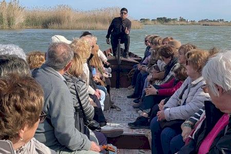 63 alumnos de las Aulas de las Personas Mayores de Alcoy viajan a Valencia para disfrutar de una jornada cultural y de ocio