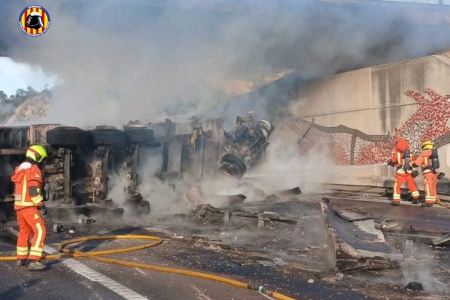 Continuen els talls de trànsit i restriccions després de l’incendi d’un camió a l’A-7 a Paterna