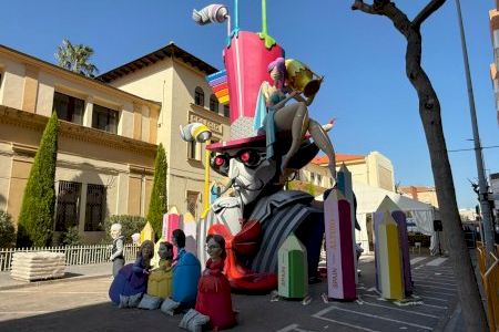 Burriana se convierte en un taller fallero al aire libre Burriana se convierte en un taller fallero al aire libre