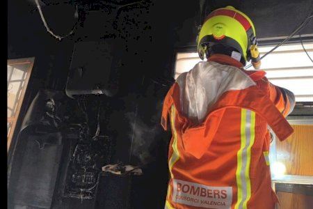 Dos heridos al arder dos viviendas en Ontinyent y Elche