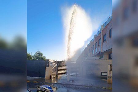 El reventón de una tubería estalla en un géiser en Onda e inunda garajes